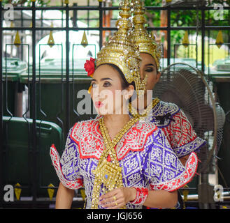 Bangkok, Thailand - 20. Juni 2017. Traditionelle Tänzer in einem buddhistischen Tempel in Bangkok, Thailand. Bangkok ist eine große Stadt, die reich verzierte Schreine bekannt und Stockfoto