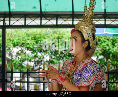 Bangkok, Thailand - 20. Juni 2017. Traditionelle Tänzer in einem buddhistischen Tempel in Bangkok, Thailand. Bangkok ist die Hauptstadt von Thailand und mit einer Bevölkerung Stockfoto