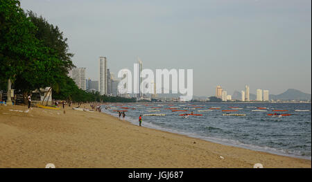 Pattaya, Thailand - 20. Juni 2017. Jomtien Beach im Sommer in Pattaya, Thailand. Jomtien liegt etwa 3 km südlich von Pattaya und ist Heimat von Eigentumswohnungen und Stockfoto