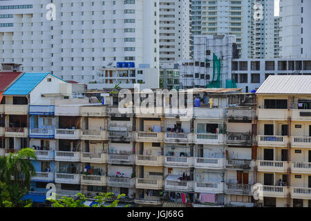 Pattaya, Thailand - 20. Juni 2017. Alten Wohnungen befindet sich im Zentrum von in Pattaya, Thailand. Pattaya ist eine Stadt an der östlichen Golfküste Thailand bekannt für Stockfoto