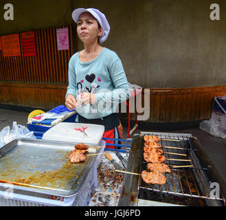 BANGKOK, THAILAND - 31. JULI 2015. Anbieter verkaufen traditionelle thailändische Küche auf der Khao San Road in Bangkok, Thailand. Jeden Tag Tausende von Touristen und einheimischen Stockfoto