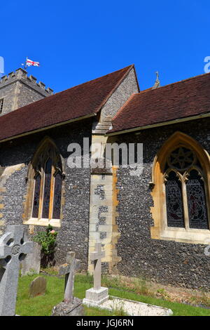 Die prächtige Kirche Dorf Kirche of St. Andrews in Sonning on Thames in Berkshire zeigt seine alte Sonnenuhr auf eine Ecke der Wand. Stockfoto