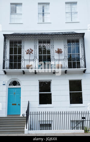 Straßenszenen aus Cheltenham. Georgische Reihenhaus befindet sich in Royal Crescent Stockfoto