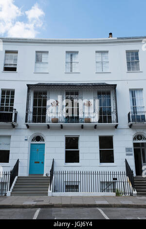 Straßenszenen aus Cheltenham. Georgische Reihenhaus befindet sich in Royal Crescent Stockfoto