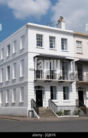 Straßenszenen aus Cheltenham.Terraced Eigenschaften. Stockfoto