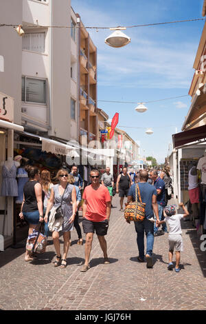Menschen hinunter eine Straße in Valras Plage, Hérault, Frankreich Stockfoto