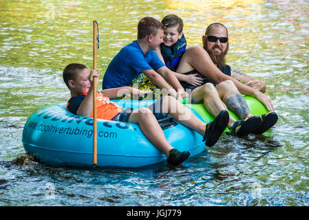 Vater und Söhne tubing auf dem Chattahoochee River in Helen, Georgia. (USA) Stockfoto