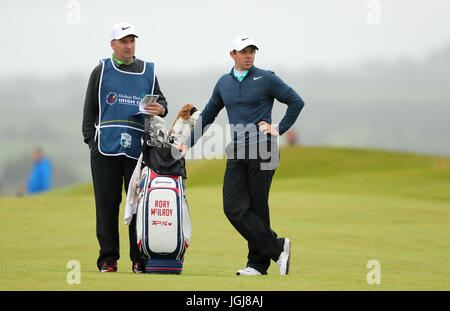 Nordirlands Rory McIlroy auf seinem Caddie J.P. Fitzgerald am 18. Loch tagsüber zwei von der Dubai Duty Free Irish Open im Golfclub Portstewart. Stockfoto