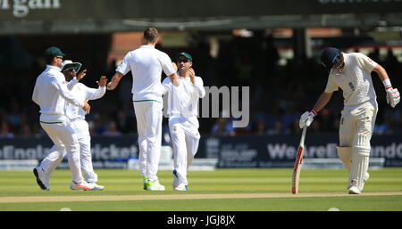 Südafrikas Morne Morkel feiert nach der Einnahme des Wicket Englands Joe Root tagsüber zwei der ersten Investec Test bei Herrn, London übereinstimmen. Stockfoto