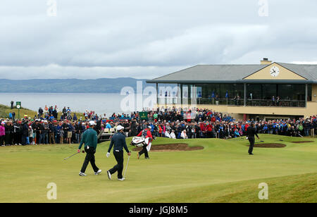 Spaniens John Rahm (links) und Nord-Irland Rory McIlroy am 18. Loch tagsüber zwei von der Dubai Duty Free Irish Open im Golfclub Portstewart. Stockfoto