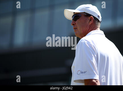Andy Murrays Trainer Ivan Lendl beobachtet seine Trainingseinheit am fünften Tag der Wimbledon Championships im All England Lawn Tennis and Croquet Club in Wimbledon. Stockfoto