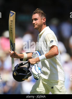 Englands Stuart Broad verlässt das Feld 57 nicht mehr tagsüber zwei der ersten Investec Test bei Herrn, London übereinstimmen. Stockfoto