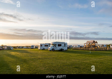 Abends am Beadnell Bay Caravan und Camping, Northumberland UK Stockfoto