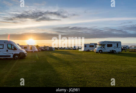 Abends am Beadnell Bay Caravan und Camping, Northumberland UK Stockfoto