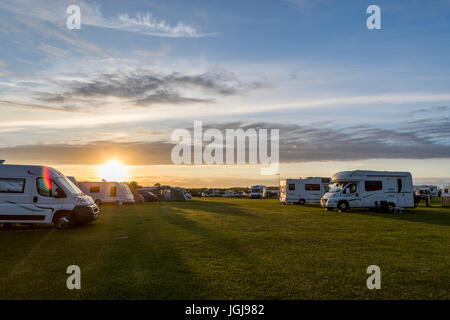 Abends am Beadnell Bay Caravan und Camping, Northumberland UK Stockfoto