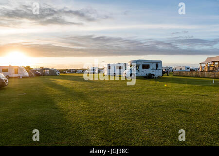 Abends am Beadnell Bay Caravan und Camping, Northumberland UK Stockfoto