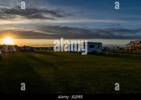 Abends am Beadnell Bay Caravan und Camping, Northumberland UK Stockfoto