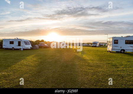 Abends am Beadnell Bay Caravan und Camping, Northumberland UK Stockfoto