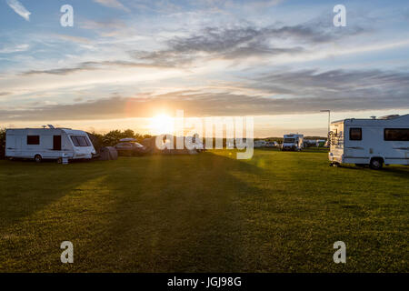 Abends am Beadnell Bay Caravan und Camping, Northumberland UK Stockfoto