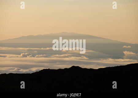 Mauna Kea von Haleakala Krater, um bei Sonnenaufgang gesehen Stockfoto