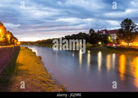 Fluss Uzh am Abend, Uzhgorod, Ukraine Stockfoto