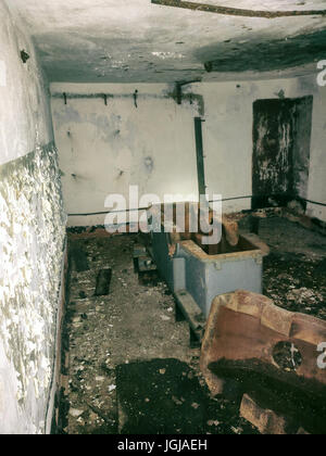 Zimmer im Dungeon verlassen schreckliche Geheimnis. leeren Raum sehr beängstigend Stockfoto