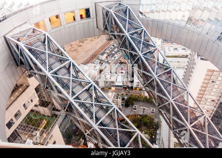 Japan, Osaka. Umeda Sky Building, Ansicht von oben. Die beiden Metallrahmen gläserne Rolltreppe Wellen, die Querung von der 35. zur 39. Etage. Stockfoto