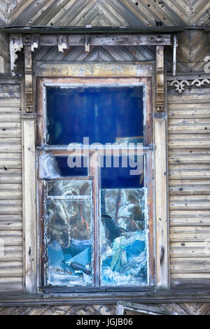 Glasbruch, Gefahr. großes Fenster mit blauem Glas-Zerstörung Stockfoto