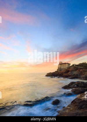 Sonnenuntergang in der Nähe von Boccale Burg an der toskanischen Küste in der Nähe von Livorno. Italien Stockfoto