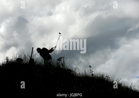 Dänemarks Thorbjorn Olesen abschlägt am 8. Loch tagsüber zwei der Dubai Duty Free Irish Open im Golfclub Portstewart. Stockfoto