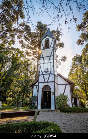 Deutsche Fachwerk-Stil der Kirche an Immigrant Village Park (Parque Aldeia Do Imigrante) - Nova Petropolis, Rio Grande Do Sul, Brasilien Stockfoto