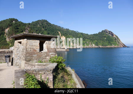 In Pasajes (Guipuzkoa - Spanien), auf dem Weg bis zur Mündung des Fjordes vom rechten Ufer. Pasajes ist die San Sebastian Gewerbegebiet Hafen. Stockfoto