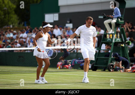 Heather Watson und Henri Kontinen während ihre Doppel match gegen Victoria Azarenka und Nenad Zimonjic am Tag fünf der Wimbledon Championships in The All England Lawn Tennis and Croquet Club, Wimbledon. Stockfoto