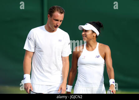 Heather Watson und Henri Kontinen während ihre Doppel match gegen Victoria Azarenka und Nenad Zimonjic am Tag fünf der Wimbledon Championships in The All England Lawn Tennis and Croquet Club, Wimbledon. Stockfoto