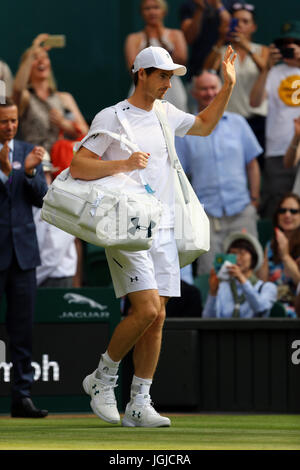 Andy Murray kommt auf dem Centrecourt vor seinem Match gegen Fabio Fognini am Tag fünf der Wimbledon Championships in The All England Lawn Tennis and Croquet Club, Wimbledon. Stockfoto