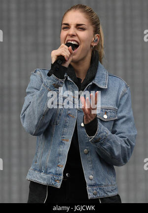 Hannah Reid aus London Grammatik führt auf der Hauptbühne beim TRNSMT Festival in Glasgow. Stockfoto