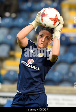 Schottland Torwart Gemma Fay Aufwärmen vor dem Spiel International Challenge im Starks Park, Kirkcaldy. PRESSEVERBAND Foto. Bild Datum: Freitag, 7. Juli 2017. Vgl. PA Geschichte Fußball Schottland Frauen. Bildnachweis sollte lauten: Ian Rutherford/PA Wire. Einschränkungen: Verwendung Beschränkungen unterworfen. Nur zur redaktionellen Verwendung. Gewerbliche Nutzung nur mit vorheriger schriftlicher Zustimmung des Scottish FA. Stockfoto