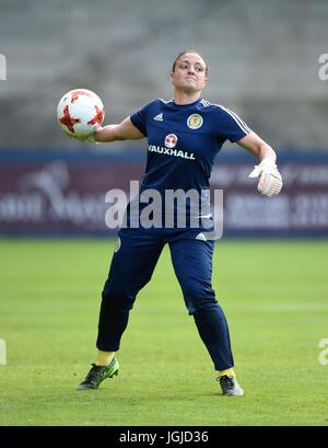 Die schottische Torhüterin Gemma Fay wärmt sich vor dem Spiel der Internationalen Herausforderung in stark's Park, Kirkcaldy, auf. DRÜCKEN SIE VERBANDSFOTO. Bilddatum: Freitag, 7. Juli 2017. Siehe PA Geschichte Fußball Schottland Frauen. Bildnachweis sollte lauten: Ian Rutherford/PA Wire. EINSCHRÄNKUNGEN: Die Nutzung unterliegt Einschränkungen. Nur für redaktionelle Zwecke. Kommerzielle Nutzung nur mit vorheriger schriftlicher Zustimmung der Scottish FA. Stockfoto