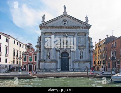 Venedig Veneto Italien. Die XII Jahrhundert Kirche von Sant'Eustachio oder Chiesa di San Stae und auf der linken Seite der Scaletta Battioro mit der nigerianischen Pavil Stockfoto