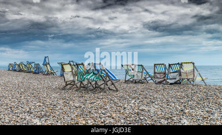 Liegestühle an einem windigen Strand Stockfoto
