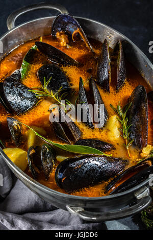 Meeresfrüchte Muscheln Tomatensuppe in Metall-Topf Stockfoto