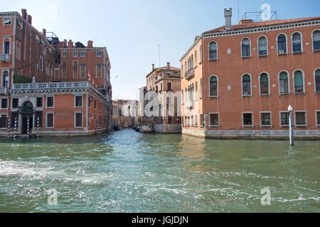 Venedig Veneto Italien. Ca Cappello oder Palazzo Cappello (rechts XV Jahrhundert erbaut) am Zusammenfluss zwischen Canal Grande und Rio San Polo. Stockfoto