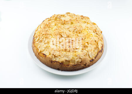 Gebackene Kuchen mit Mandeln auf weißem Hintergrund. Stockfoto