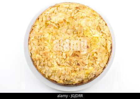 Gebackene Kuchen mit Mandeln auf weißem Hintergrund. Stockfoto