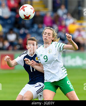 Schottlands Frankie Brown (links) und Republik von Irland Megan Connolly Kampf um den Ball während der International Challenge match bei Starks Park, Kirkcaldy. Stockfoto