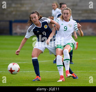 Schottlands Caroline Weir (links) und Republik von Irland Megan Connolly Kampf um den Ball während der International Challenge match bei Starks Park, Kirkcaldy. PRESSEVERBAND Foto. Bild Datum: Freitag, 7. Juli 2017. Vgl. PA Geschichte Fußball Schottland Frauen. Bildnachweis sollte lauten: Ian Rutherford/PA Wire. Einschränkungen: Verwendung Beschränkungen unterworfen. Nur zur redaktionellen Verwendung. Gewerbliche Nutzung nur mit vorheriger schriftlicher Zustimmung des Scottish FA. Stockfoto