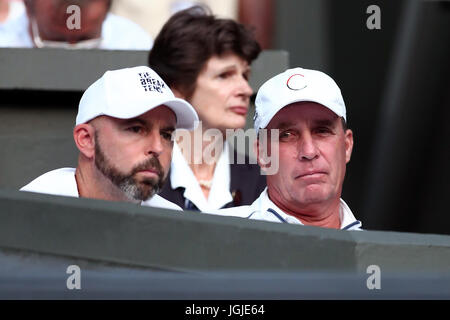 Andy Murrays Trainer Ivan Lendl und Jamie Delgado am fünften Tag der Wimbledon Championships im All England Lawn Tennis and Croquet Club in Wimbledon. Stockfoto