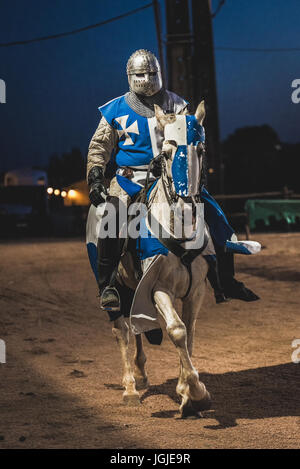 Ein Ritter reitet durch beim Mittelalterfest in Elvas, Portugal. Stockfoto