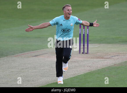 Surreys Tom Curran feiert das Wicket Essex Dan Lawrence während des Spiels NatWest T20 Explosion auf dem Cloudfm County Ground, Chelmsford nehmen. Stockfoto