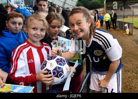 Schottlands Christie Murray gibt Autogramme für Fana nach dem Schlusspfiff des Spiels International Challenge bei Starks Park, Kirkcaldy. PRESSEVERBAND Foto. Bild Datum: Freitag, 7. Juli 2017. Vgl. PA Geschichte Fußball Schottland Frauen. Bildnachweis sollte lauten: Ian Rutherford/PA Wire. Einschränkungen: Verwendung Beschränkungen unterworfen. Nur zur redaktionellen Verwendung. Gewerbliche Nutzung nur mit vorheriger schriftlicher Zustimmung des Scottish FA. Stockfoto